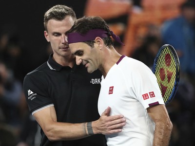 Márton Fucsovics blahoželá Rogerovi Federerovi