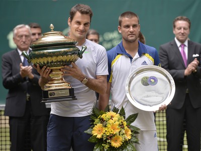Roger Federer a Michail Južnyj so svojimi trofejami