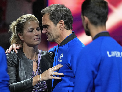 Emotívna rozlúčka Rogera Federera s tenisovou kariérou. Na snímke s manželkou Mirkou