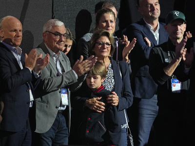 Emotívna rozlúčka Rogera Federera s tenisovou kariérou. Na snímke jeho rodina - otec Robert, mama Lynette, manželka Mirka a syn Lenny