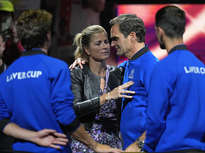 Emotívna rozlúčka Rogera Federera s tenisovou kariérou. Na snímke s manželkou Mirkou