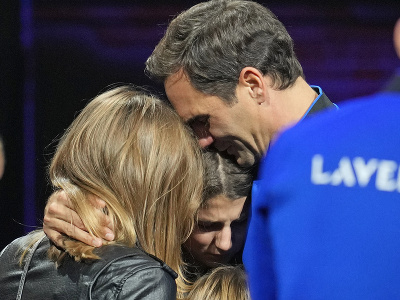 Emotívna rozlúčka Rogera Federera s tenisovou kariérou. Na snímke spolu s rodinou