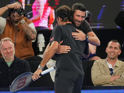 Roger Federer v objatí s Novakom Djokovičom, ktorý si nenechal ujsť vystúpenie švajčiarskej legendy v Melbourne