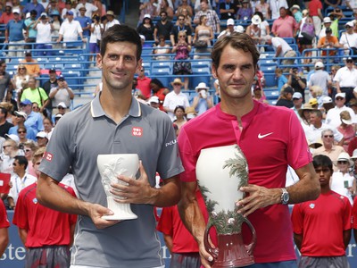 Novak Djokovič a Roger Federer s trofejami
