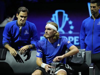 Grécky tenista Stefanos Tsitsipas, za ním Roger Federer a Novak Djokovič