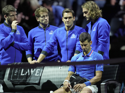 Sklamaný Novak Djokovič, nad ním tímoví spoluhráči Cameron Norrie, Casper Ruud, Roger Federer a Stefanos Tsitsipas
