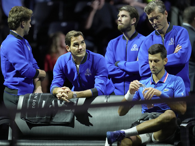 Sklamaný Novak Djokovič, nad ním tímoví spoluhráči Casper Ruud, Roger Federer a Cameron Norrie