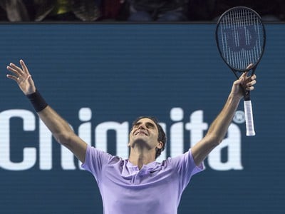 Švajčiarsky tenista Roger Federer oslavuje víťazstvo 