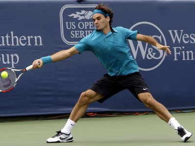 Roger Federer v zápase s Novakom Djokovičom na turnaji v Cincinnati