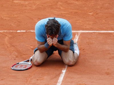 Šťastný Roger Federer po premenenom mečbale