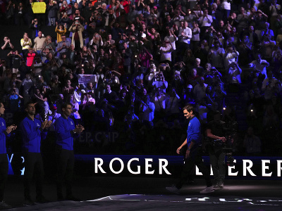 Tím Európy aplauduje Rogerovi Federerovi pred štartom Laver Cipu