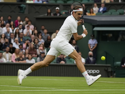 Roger Federer sa snaží dobehnúť loptičku