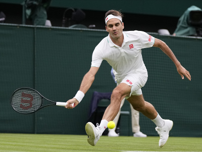 Roger Federer sa snaží dobehnúť loptičku