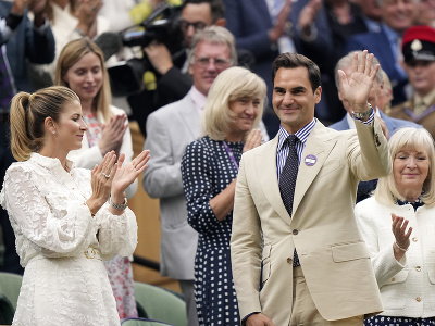 Roger Federer bol ocenený na Wimbledone, vedľa neho manželka Mirka
