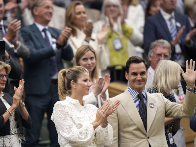 Roger Federer bol ocenený na Wimbledone, vedľa neho manželka Mirka