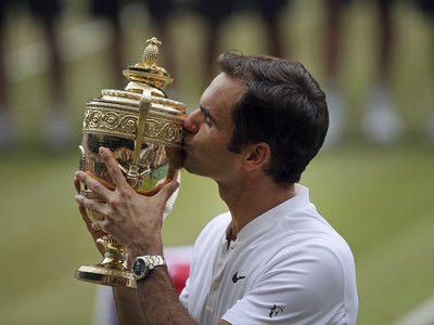 Roger Federer s trofejou Wimbledonu