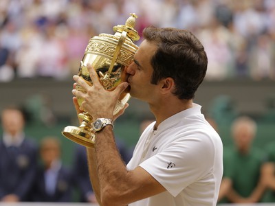 Roger Federer s trofejou Wimbledonu