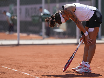 Španielska tenistka Aliona Bolsovová reaguje v zápase 2. kola dvojhry proti Slovenke Anne Karolíne Schmiedlovej na grandslamovom turnaji Roland Garros 