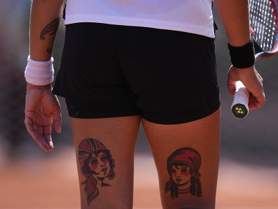 Tetovanie španielskej tenistky Aliony Bolsovovej počas zápasu 2. kola ženskej dvojhry proti Slovenke Anne Karolíne Schmiedlovej na grandslamovom turnaji Roland Garros