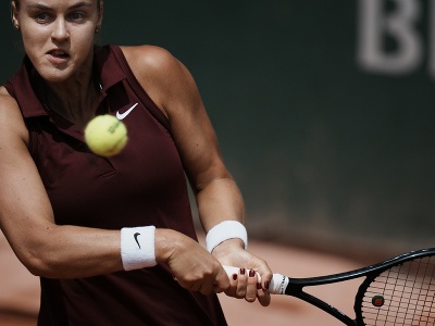 Na snímke slovenská tenistka Anna Karolína Schmiedlová odvracia loptičku proti čiernohorskej súperke Danke Koviničovej v 2. kole ženskej dvojhry na grandslamovom turnaji Roland Garros 
