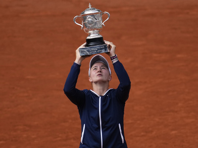 Česká tenistka Barbora Krejčíková s trofejou pre víťazku Roland Garros