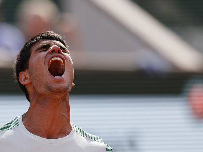 Španielsky tenista Carlos Alcaraz reaguje po výhre druhého setu v zápase proti Srbovi Novakovi Djokovičovi