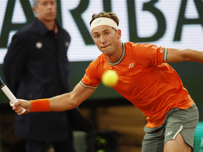 Casper Ruud počas dvojhry na turnaji Roland Garros