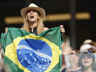 Brazílska fanúšička povzbudzuje