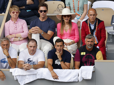Bývalá hviezda amerického futbalu Tom Brady (druhý zľava v hornom rade) počas finále Roland Garros v lóži Novaka Djokoviča