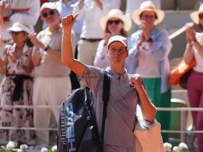 Taliansky tenista Jannik Sinner máva divákom pri jeho odchode z kurtu po prehre v 2. kole dvojhry mužov na grandslamovom tenisovom turnaji Roland Garros