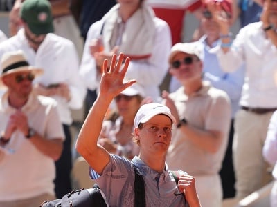 Taliansky tenista Jannik Sinner máva divákom pri jeho odchode z kurtu po prehre v 2. kole dvojhry mužov na grandslamovom tenisovom turnaji Roland Garros