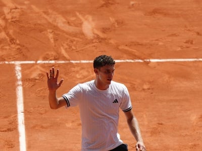 Argentínsky tenista Juan Manuel Cerundolo oslavuje po jeho výhre v 2. kole dvojhry mužov na grandslamovom tenisovom turnaji Roland Garros