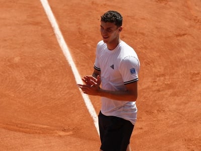 Argentínsky tenista Juan Manuel Cerundolo oslavuje po jeho výhre v 2. kole dvojhry mužov na grandslamovom tenisovom turnaji Roland Garros