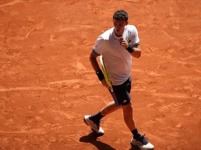 Argentínsky tenista Juan Manuel Cerundolo oslavuje po jeho výhre v 2. kole dvojhry mužov na grandslamovom tenisovom turnaji Roland Garros