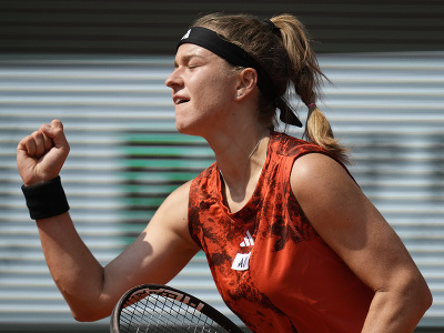 Česká tenistka Karolína Muchová sa teší po výhre nad Bieloruskou Arynou Sabalenkovou