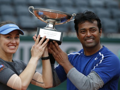 Leander Paes s deblovou partnerkou Martinou Hingisovou po triumfe na Roland Garros