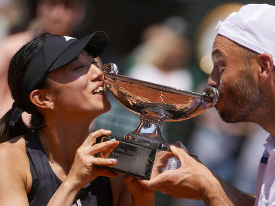 Nemecký tenista Tim Pütz spoločne s Japonkou Miju Katovou sa stali víťazmi miešanej štvorhry na grandslamovom turnaji Roland Garros
