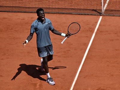 Francúzsky tenista Moise Kouame reaguje po bodovom zisku v 2. kole dvojhry mužov na grandslamovom tenisovom turnaji Roland Garros 