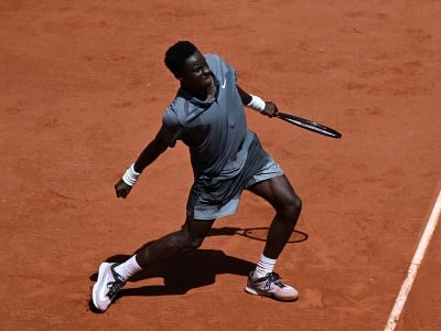 Francúzsky tenista Moise Kouame reaguje po bodovom zisku v 2. kole dvojhry mužov na grandslamovom tenisovom turnaji Roland Garros 