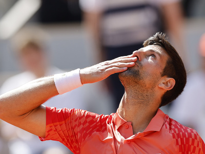 Novak Djokovič oslavuje triumf v 1. kole Roland Garros
