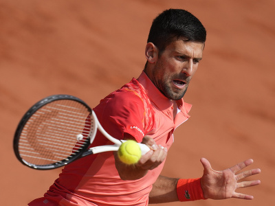 Srbský tenista Novak Djokovič odvracia úder Španielovi Carlosovi Alcarazovi v semifinále dvojhry mužov na grandslamovom tenisovom turnaji Roland Garros