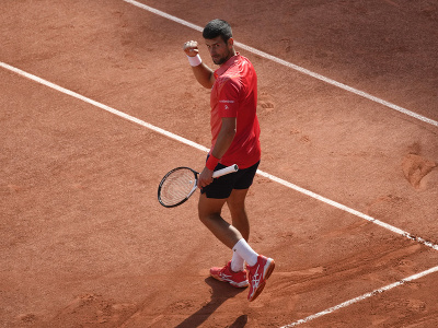 Srbský tenista Novak Djokovič oslavuje po jeho výhre nad Španielom Carlosom Alcarazom v semifinále dvojhry mužov na grandslamovom tenisovom turnaji Roland Garros