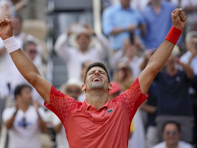 Srbský tenista Novak Djokovič sa teší po výhre proti Nórovi Casperovi Ruudovi vo finále mužskej dvojhry na gradslamovom turnaji Roland Garros