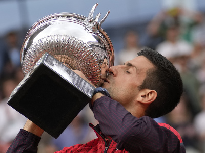 Novak Djokovič s trofejou po výhre proti Nórovi Casperovi Ruudovi vo finále mužskej dvojhry na gradslamovom turnaji Roland Garros