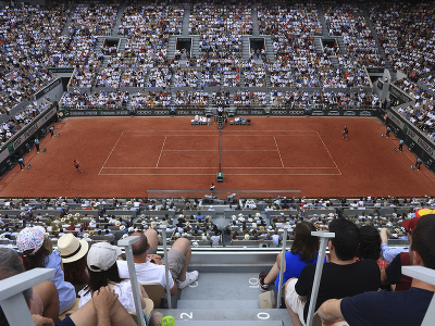 Dvorec Philippea Chatriera počas finále dvojhry mužov na Roland Garros 2023