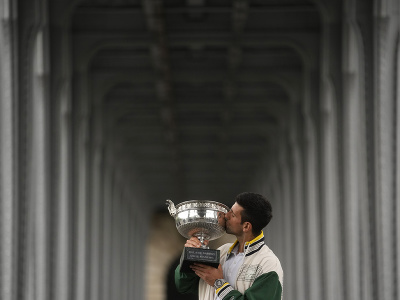 Srbský tenista Novak Djokovič pózuje pre médiá s pohárovou trofejou víťaza dvojhry mužov v grandslamovom turnaji Roland Garros v Paríži