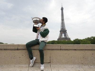 Srbský tenista Novak Djokovič pózuje pre médiá s pohárovou trofejou víťaza dvojhry mužov v grandslamovom turnaji Roland Garros v Paríži