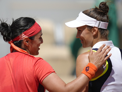 Americká tenistka Bernarda Perová (vpravo) a Ons Jabeurová z Tuniska sa zdravia po osemfinále ženskej dvojhry na grandslamovom turnaji Roland Garros v