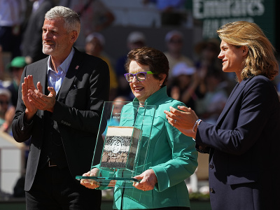Prezident francúzskej tenisovej federácie Gilles Moretton, legendárna Billie Jean Kingová a riaditeľka Roland Garros Amélie Mauresmová