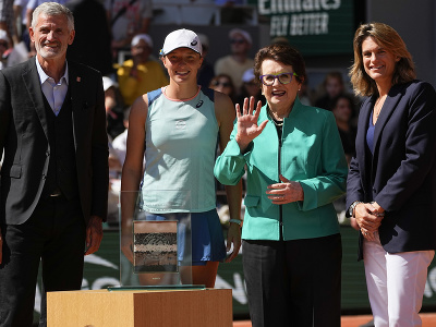 Prezident francúzskej tenisovej federácie Gilles Moretton, Iga Swiateková, legendárna Billie Jean Kingová a riaditeľka Roland Garros Amélie Mauresmová